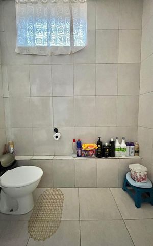 Casa à venda com 180m², 4 quartos e sem vaga Casa à venda com 180m², 4 quartos e sem vagaBanheiro