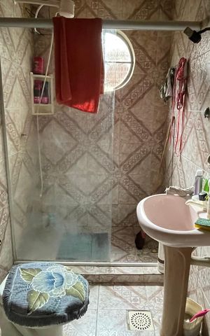 Casa à venda com 100m², 2 quartos e sem vaga Casa à venda com 100m², 2 quartos e sem vagaBanheiro