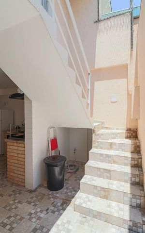 Casa à venda com 100m², 2 quartos e 3 vagasEscada de acesso a Sala