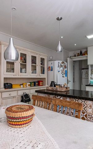 Casa à venda com 254m², 3 quartos e 2 vagas Casa à venda com 254m², 3 quartos e 2 vagasCozinha