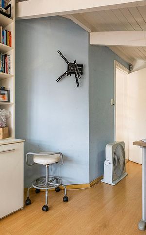 Casa à venda com 254m², 3 quartos e 2 vagas Casa à venda com 254m², 3 quartos e 2 vagasEscritório