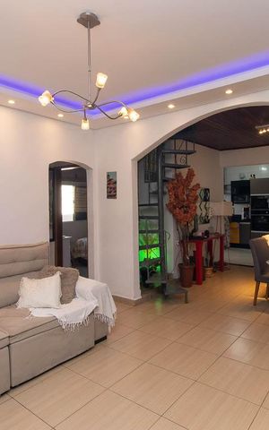 Casa à venda com 150m², 4 quartos e 2 vagas Casa à venda com 150m², 4 quartos e 2 vagasSala