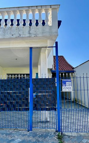 Casa à venda com 239m², 4 quartos e 2 vagas Casa à venda com 239m², 4 quartos e 2 vagasPlaca instalada na fachada do imóvel