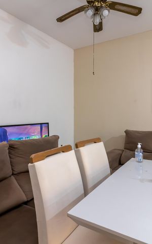 Casa à venda com 230m², 6 quartos e sem vaga Casa à venda com 230m², 6 quartos e sem vagaSala