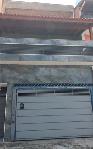 Casa à venda com 250m², 3 quartos e 2 vagasFachada