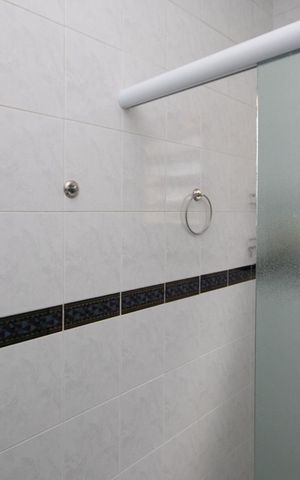 Casa à venda com 180m², 3 quartos e 3 vagas Casa à venda com 180m², 3 quartos e 3 vagasBanheiro da Suíte