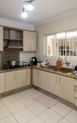 Casa à venda com 180m², 3 quartos e 3 vagas Casa à venda com 180m², 3 quartos e 3 vagasCozinha - Armários