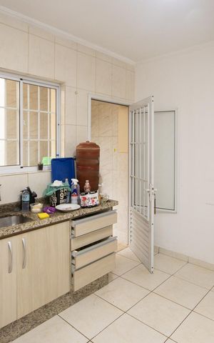 Casa à venda com 180m², 3 quartos e 3 vagas Casa à venda com 180m², 3 quartos e 3 vagasCozinha - Armários