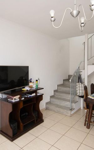 Casa à venda com 180m², 3 quartos e 3 vagas Casa à venda com 180m², 3 quartos e 3 vagasSala