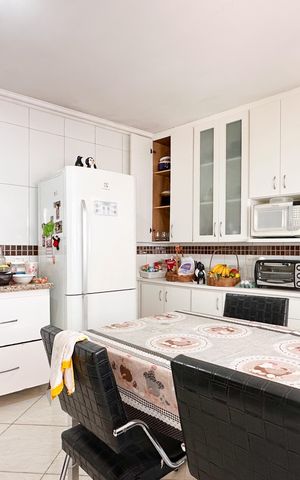 Casa à venda com 260m², 4 quartos e 2 vagas Casa à venda com 260m², 4 quartos e 2 vagasCozinha - Casa 1