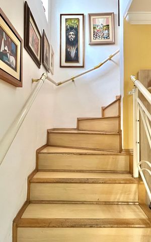 Casa à venda com 160m², 3 quartos e 2 vagasEscada