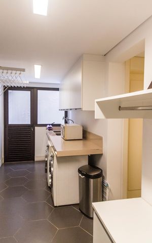 Casa de condomínio à venda com 640m², 5 quartos e 5 vagas Casa de condomínio à venda com 640m², 5 quartos e 5 vagasÁrea de Serviço