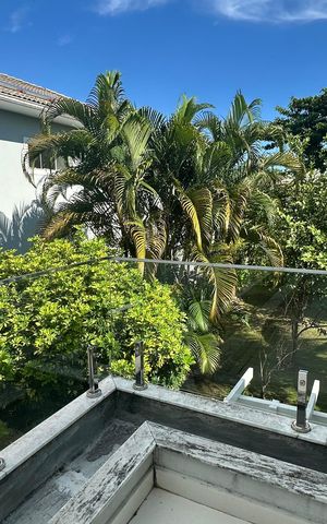 Casa à venda com 614m², 7 quartos e 8 vagas Casa à venda com 614m², 7 quartos e 8 vagasVaranda