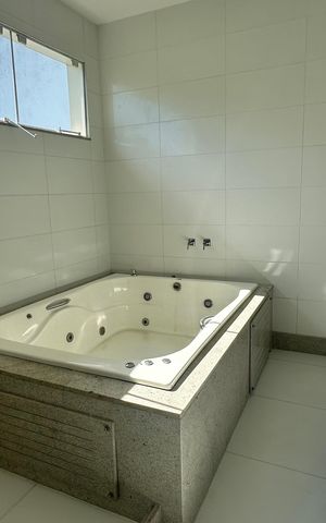 Casa à venda com 614m², 7 quartos e 8 vagas Casa à venda com 614m², 7 quartos e 8 vagasBanheiro do Quarto 2