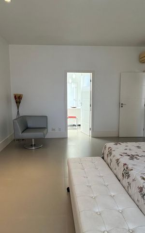 Casa à venda com 614m², 7 quartos e 8 vagas Casa à venda com 614m², 7 quartos e 8 vagasQuarto 2