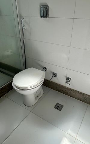 Casa à venda com 614m², 7 quartos e 8 vagas Casa à venda com 614m², 7 quartos e 8 vagasBanheiro do Quarto 4