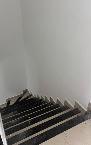Apartamento à venda com 108m², 2 quartos e 2 vagas Apartamento à venda com 108m², 2 quartos e 2 vagasEscada