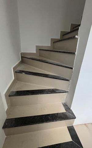 Apartamento à venda com 108m², 2 quartos e 2 vagas Apartamento à venda com 108m², 2 quartos e 2 vagasEscada