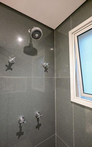 Apartamento à venda com 205m², 4 quartos e 4 vagasChuveiro da Suíte 1