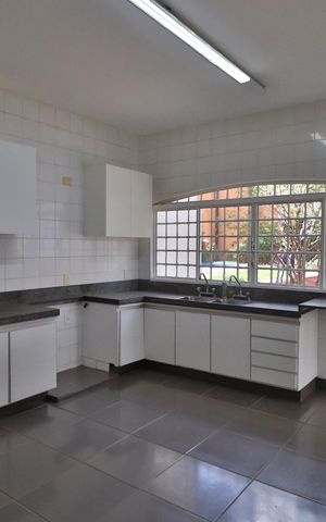 Casa para alugar com 424m², 4 quartos e 5 vagasCozinha