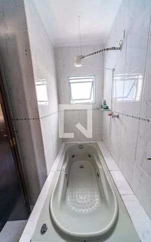 Casa à venda com 217m², 3 quartos e 4 vagasBanheiro do Quarto 2
