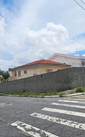 Casa à venda com 110m², 2 quartos e 3 vagas Casa à venda com 110m², 2 quartos e 3 vagasFachada
