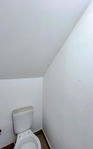 Casa de condomínio à venda com 115m², 3 quartos e 2 vagasLavabo