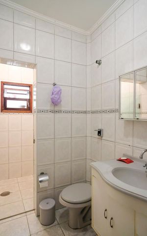 Casa à venda com 295m², 4 quartos e 3 vagasBanheiro 2