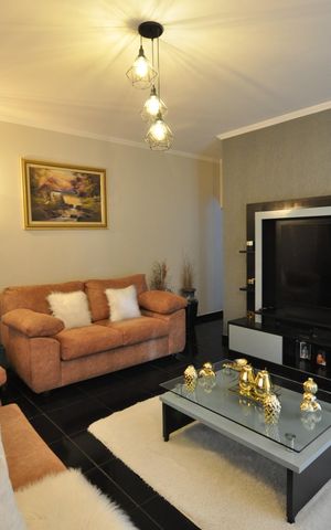Casa à venda com 234m², 4 quartos e 2 vagasSala