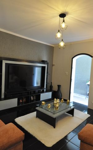 Casa à venda com 234m², 4 quartos e 2 vagasSala