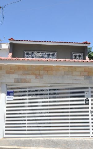 Casa à venda com 234m², 4 quartos e 2 vagasFachada