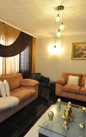 Casa à venda com 234m², 4 quartos e 2 vagasSala