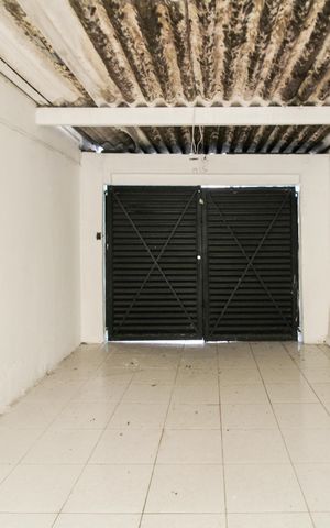 Casa à venda com 120m², 3 quartos e 8 vagas Casa à venda com 120m², 3 quartos e 8 vagasGaragem/Quintal