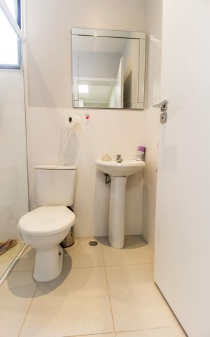 Casa de condomínio à venda com 379m², 4 quartos e 4 vagas Casa de condomínio à venda com 379m², 4 quartos e 4 vagasBanheiro de serviço