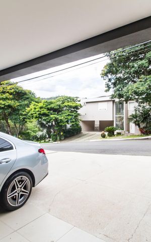 Casa de condomínio à venda com 379m², 4 quartos e 4 vagas Casa de condomínio à venda com 379m², 4 quartos e 4 vagasGaragem