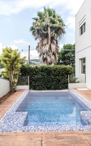 Casa de condomínio à venda com 379m², 4 quartos e 4 vagas Casa de condomínio à venda com 379m², 4 quartos e 4 vagasPiscina