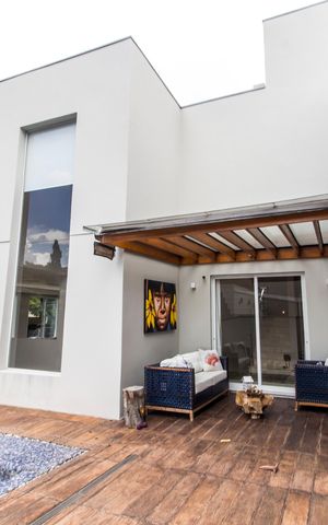 Casa de condomínio à venda com 379m², 4 quartos e 4 vagas Casa de condomínio à venda com 379m², 4 quartos e 4 vagasFachada