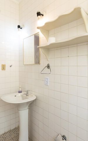 Casa à venda com 341m², 3 quartos e 3 vagas Casa à venda com 341m², 3 quartos e 3 vagasBanheiro social