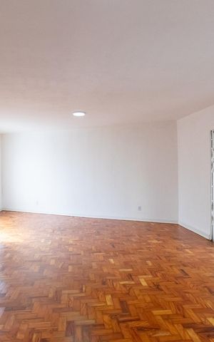 Casa à venda com 341m², 3 quartos e 3 vagas Casa à venda com 341m², 3 quartos e 3 vagasSala