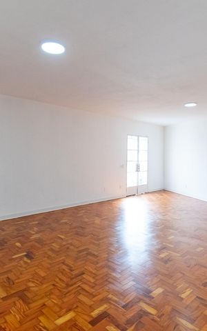 Casa à venda com 341m², 3 quartos e 3 vagas Casa à venda com 341m², 3 quartos e 3 vagasSala