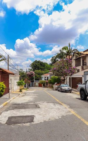 Casa de condomínio à venda com 350m², 4 quartos e 4 vagas Casa de condomínio à venda com 350m², 4 quartos e 4 vagasCondomínio