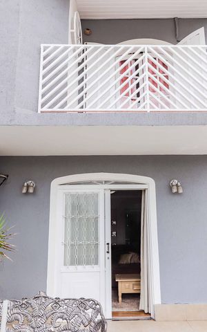 Casa de condomínio à venda com 350m², 4 quartos e 4 vagas Casa de condomínio à venda com 350m², 4 quartos e 4 vagasVaranda - Sala