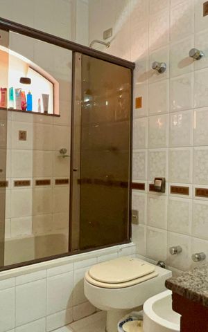 Casa para alugar com 256m², 3 quartos e 4 vagas Casa para alugar com 256m², 3 quartos e 4 vagasBanheiro da Suíte
