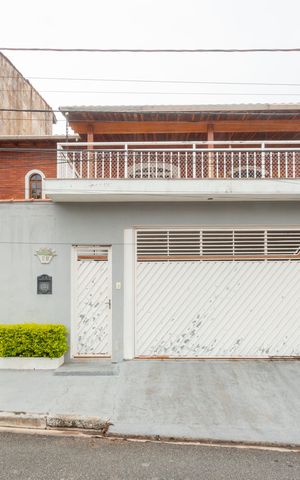 Casa para alugar com 300m², 3 quartos e 3 vagasFachada