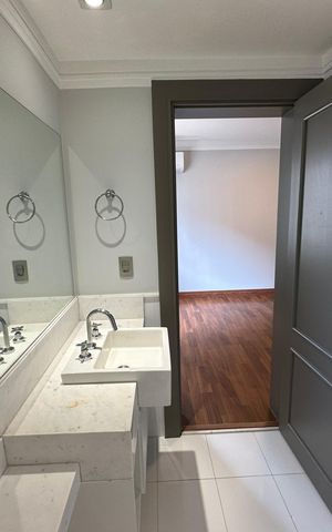 Apartamento à venda com 290m², 3 quartos e 4 vagas Apartamento à venda com 290m², 3 quartos e 4 vagasBanheiro da Suíte 1