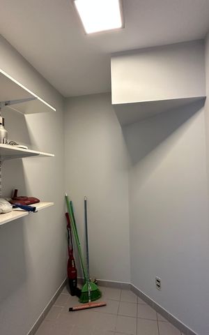 Apartamento à venda com 290m², 3 quartos e 4 vagas Apartamento à venda com 290m², 3 quartos e 4 vagasQuarto de Serviço