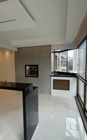 Apartamento à venda com 290m², 3 quartos e 4 vagas Apartamento à venda com 290m², 3 quartos e 4 vagasVaranda da Sala