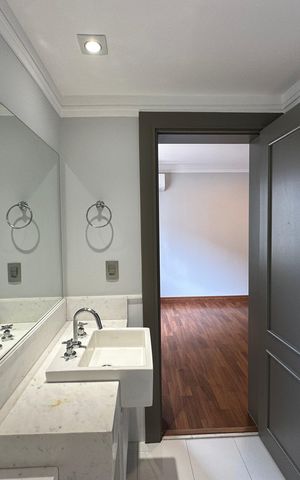 Apartamento à venda com 290m², 3 quartos e 4 vagas Apartamento à venda com 290m², 3 quartos e 4 vagasBanheiro da Suíte 1