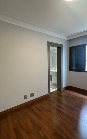 Apartamento à venda com 290m², 3 quartos e 4 vagas Apartamento à venda com 290m², 3 quartos e 4 vagasSuíte 1