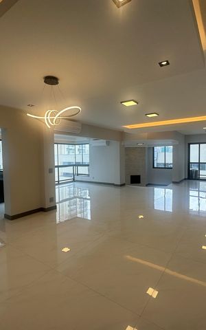 Apartamento à venda com 290m², 3 quartos e 4 vagas Apartamento à venda com 290m², 3 quartos e 4 vagasSala